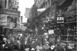 Petersstra&szlig;e zur Messezeit, um 1910. Bildautor unbekannt. &copy; Stadt Leipzig, Stadtarchiv