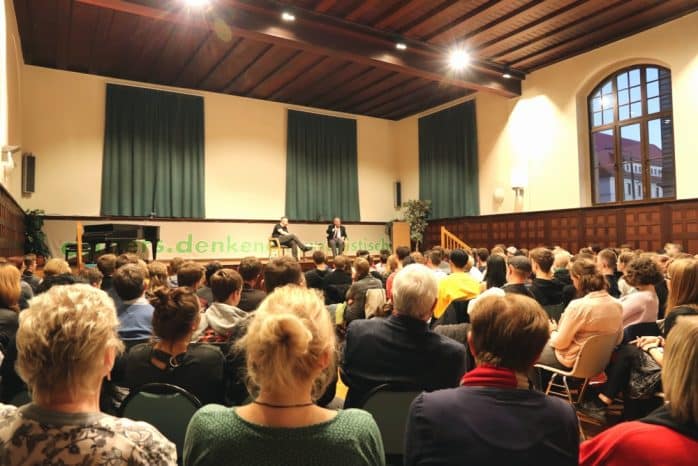 Neuer Besucherrekord. Rappelvoller Saal am 13. November 2018 im Schiller. Foto: L-IZ.de