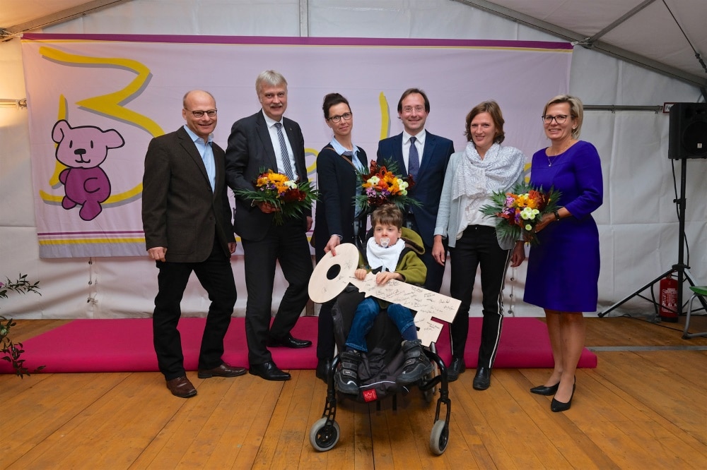 Rainer Neubauer, Geschäftsführer der Bärenherz Kinderhospize GmbH; Karsten Schütze, Oberbürgermeister der Stadt Markkleeberg; Mandy Köhler mit ihrem Sohn Hans Georg; Hubertus von Erffa, Vorstandsvorsitzender des Kinderhospiz Bärenherz Leipzig e.V.; Sylvia Heumann, Hospizleiterin im Kinderhospiz Bärenherz Leipzig; Barbara Klepsch, Sächsische Staatsministerin für Soziales und Verbraucherschutz. Foto: Rico Thumser/Bärenherz Leipzig