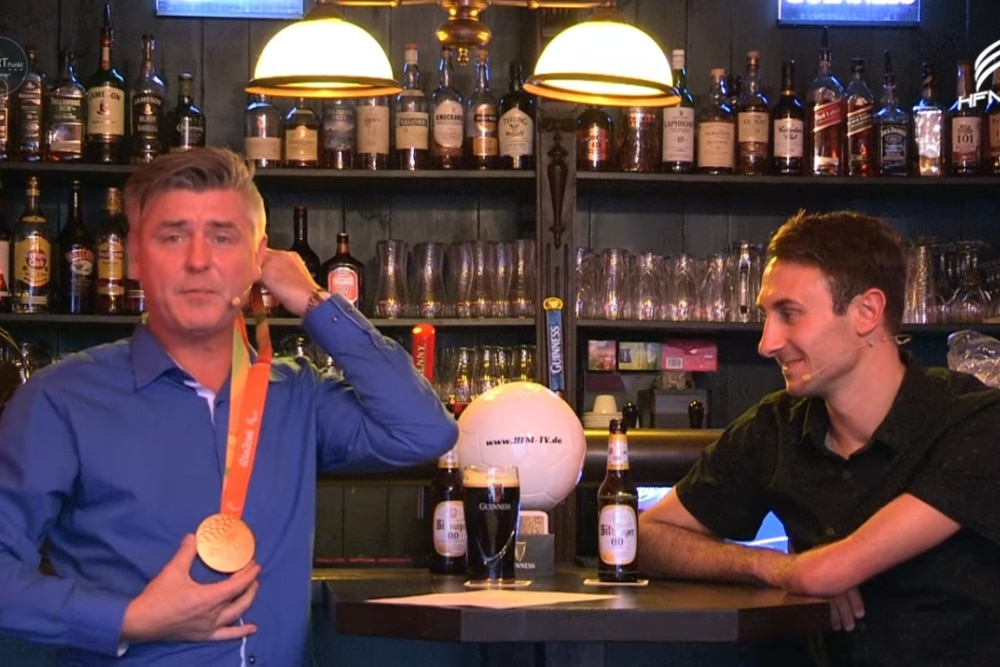 Paralympicssieger Martin Schulz (re.) zu Gast beim Sportpunkt. Foto: Screenshot Sportpunkt