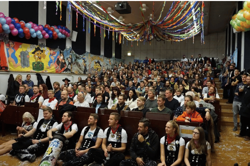 So voll ist der Hörsaal wohl nur einmal im Jahr. Quelle: HTWK Leipzig