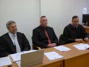 Thomas K. (31, M.) am Landgericht neben seinen Verteidigern Curt-Matthias Engel und Mario Thomas (v.l.). Foto: Lucas Böhme