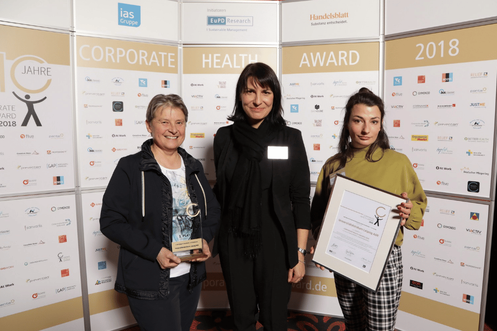 Der erste Platz als Anerkennung für das Erreichte: Sandra Kuwatsch (Mi.), Leiterin des Bereichs Personal und Recht am UKL, freut sich mit Dr. Melanie Weiss (li.), Leiterin des BGM, und Diana Neuberger (re.), Mitarbeiterin des BGM, über die Auszeichnung. Foto: EuPD Research, Jörn Wolter