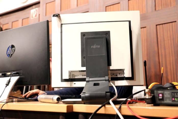Wie in einem kleinen Sendestudio - die Sch&uuml;ler am Livestream. Foto: L-IZ.de