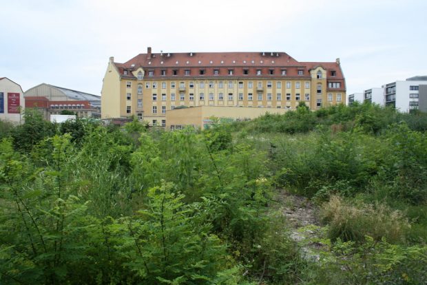 Das alte Krystallpalast-Gelände mit Blick zu einstigen Paketpostamt, dem heutigen A&O-Hotel. Foto: Ralf Julke