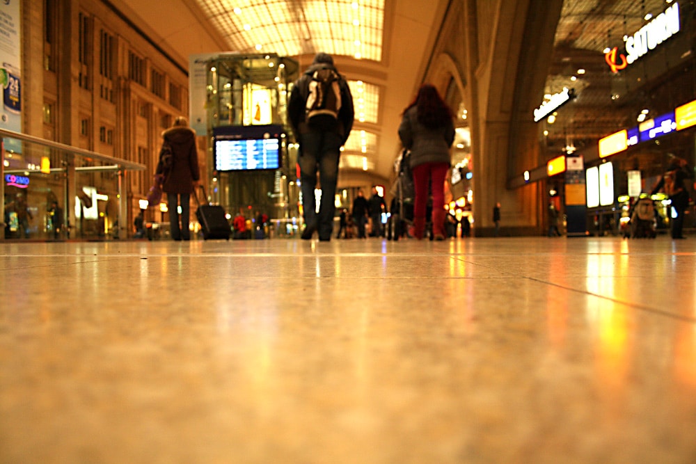 Hauptbahnhof, Querbahnsteig - und der Weg zur Toilette nur gegen Geld. Foto: Ralf Julke