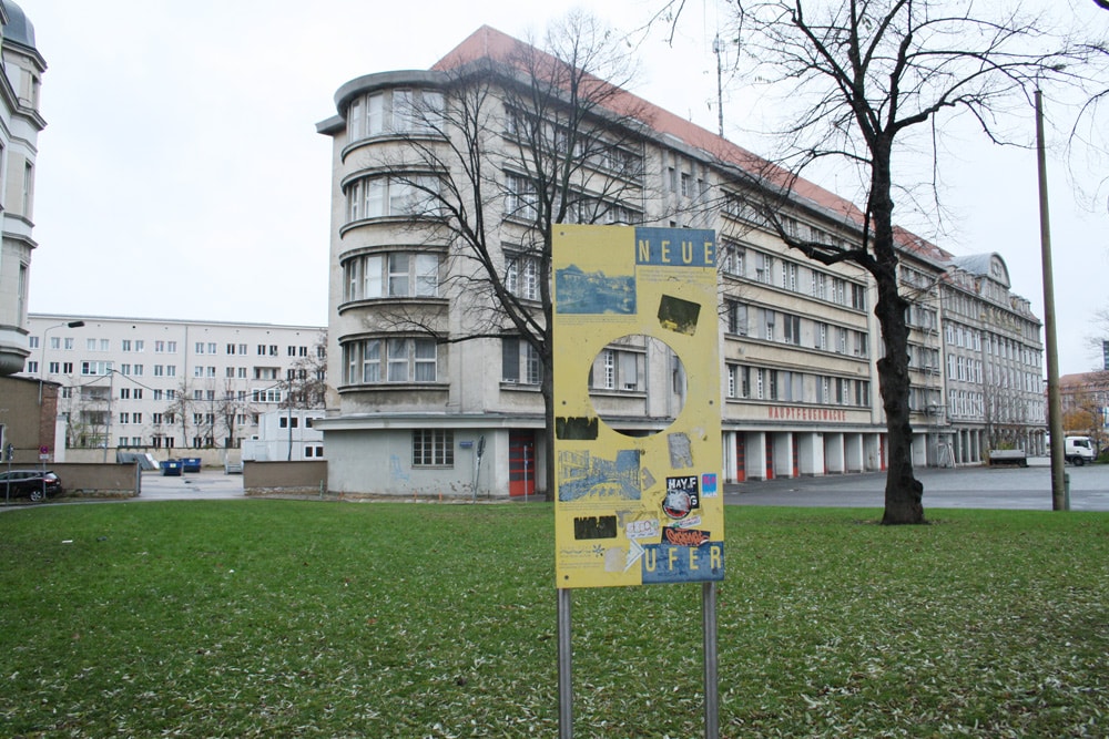 Hauptfeuerwache mit Werkstatthof (links) und Hinweisschild zum Pleißemühlgraben. Foto: Ralf Julke