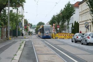 Straßenbahn in der Huttenstraße. Foto: Ralf Julke