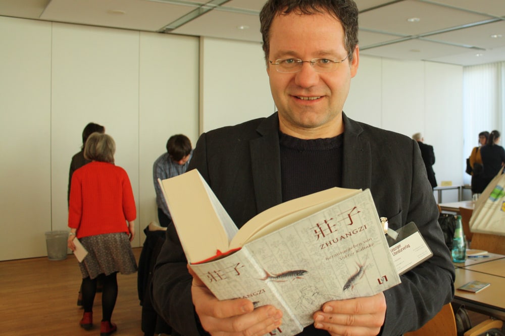 Viktor Kalinke mit der dicken Neuübersetzung des Zhuangzi. Foto: Ralf Julke