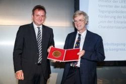 Prof. Dr. Wieland Kiess erhält von DAG-Präsident Prof. Dr. Matthias Blüher die DAG-Medaille Foto: K.I.T. Group GmbH / Dirk Deckbar