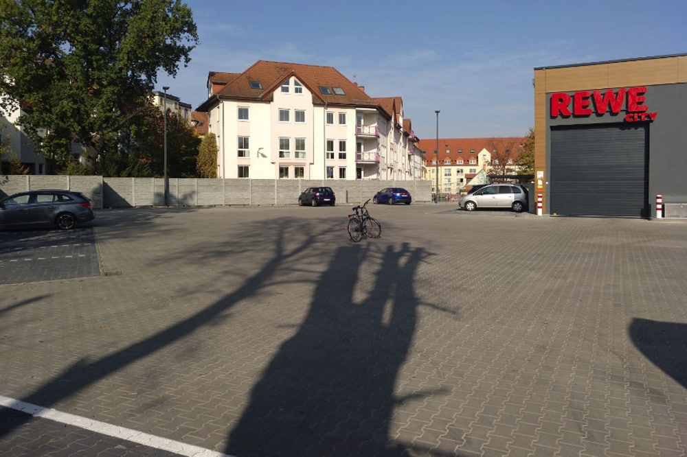 Hinterm Rewe-Markt: Eine riesige leere Parkplatzfläche. Foto: Grüne Fraktion Leipzig