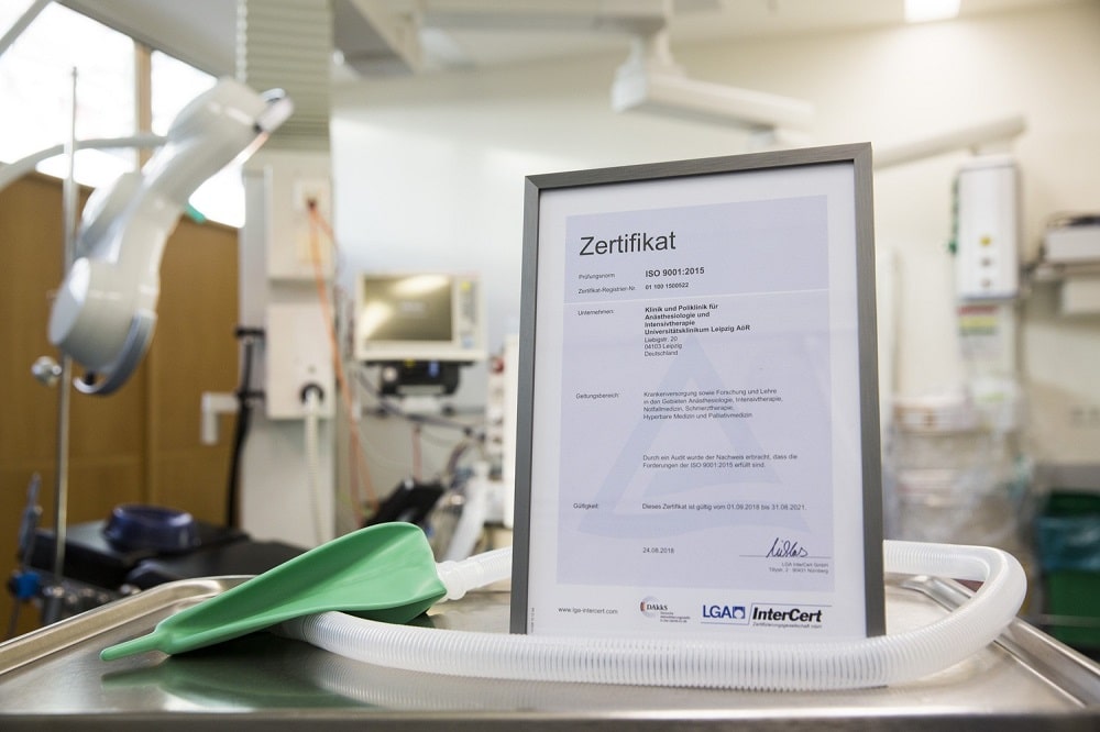 Alle aktuell gültigen DIN-Normen für ein Qualitätsmanagement erfüllt: Das Zertifikat gilt nun drei Jahre. Foto: Stefan Straube / UKL