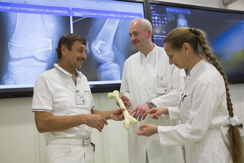 Das Trio gegen X-Beine: Prof. Ulf Bühligen (li.), Leiter der Poliklinik an der Klinik und Poliklinik für Kinderchirurgie, wendet gemeinsam mit den Kinderorthopäden Dr. Magdalena Wojan und Dr. Eckehard Schumann von der Klinik und Poliklinik für Orthopädie, Unfallchirurgie und Plastische Chirurgie am UKL, die minimal-invasive Methode seit vielen Jahren erfolgreich an. Foto: Stefan Straube / UKL