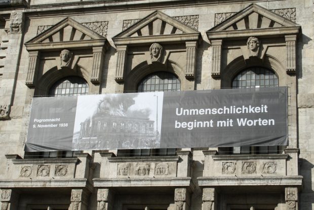 Plakat am Neuen Rathaus. Foto: Ralf Julke