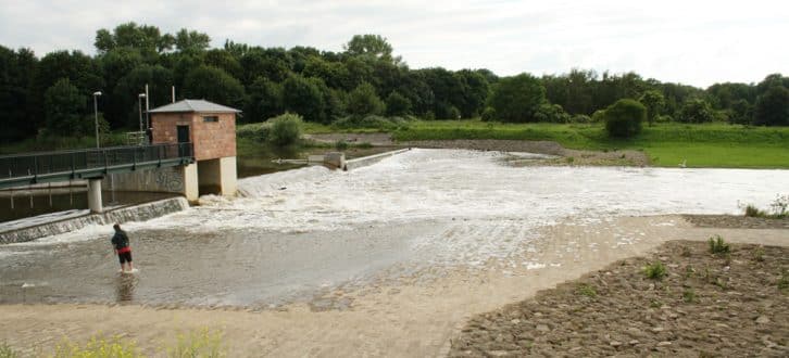 Noch fließt Wasser übers Rosentalwehr in die Neue Luppe. Foto: Ralf Julke