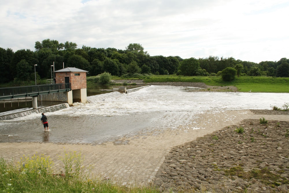 Noch fließt Wasser übers Rosentalwehr in die Neue Luppe. Foto: Ralf Julke