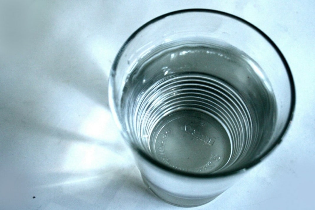 Glas mit Wasser.
