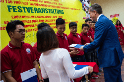 Übergabe der Abschlusszeugnisse im Technischen College Treffen mit Huynh Cach Mang, dem stv. Vorsitzenden des Volkskomitees © SMWA/Kristin Schmidt