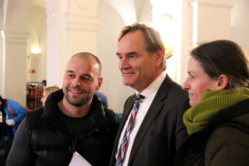 Übergabe der Unterschriften der Händler an der Inneren Jahnallee. Ua. Robert Maihöfner von der „Löwentanke" und OB Burkhard Jung. Foto: L-IZ.de