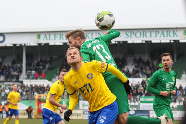 Duell zwischen Nicky Adler (Lok) und Benjamin Schmidt (Chemie). Foto: Jan Kaefer