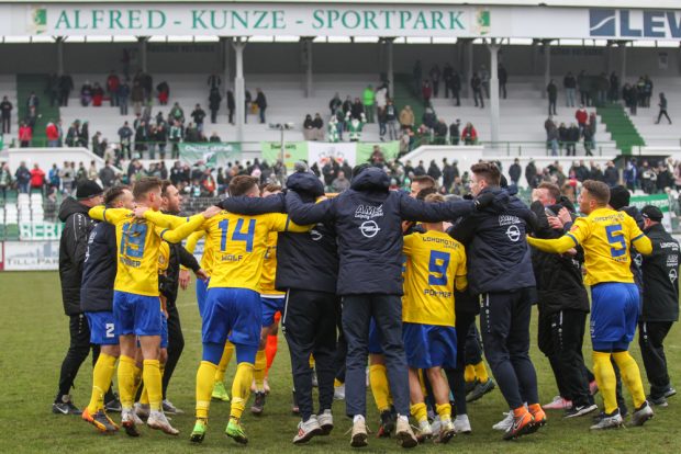 Lok feiert im Alfred-Kunze-Sportpark den Einzug ins Pokal-Halbfinale. Foto: Jan Kaefer