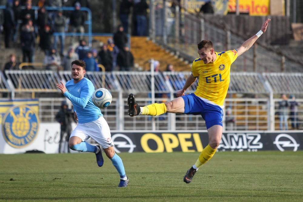 So sehr sich Matthias Steinborn (Lok) auch streckt, ein Treffer gelang im Spiel gegen Viktoria nicht. Foto: Jan Kaefer