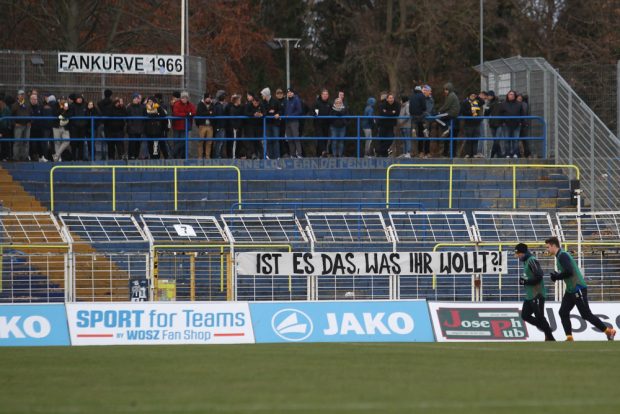 Aus Protest gegen den Lok-Zuschauer-Boykott des Pokalderbys blieb die Fankurve in der 2. Halbzeit leer. Foto: Jan Kaefer