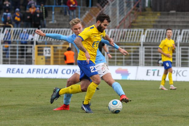 Sascha Pfeffer (Lok) zieht an Pascal Maiwald (Viktoria) vorbei. Foto: Jan Kaefer