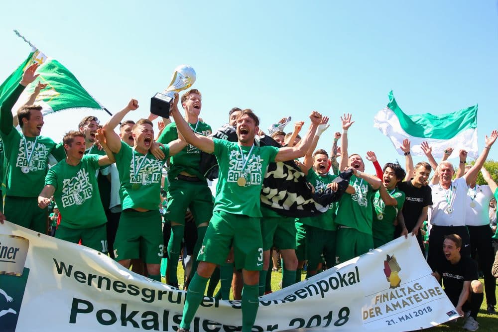2018 in der ersten Runde erfolgreich auch im DFB-Pokal. Chemie-Kapitän Stefan Karau präsentiert den soeben erkämpften Sachsenpokal. Foto: Jan Kaefer