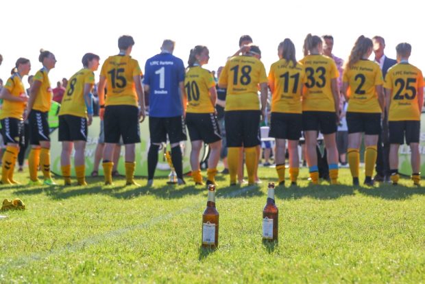 Kleines Stillleben mit Pokalsiegerinnen im Hintergrund. Foto: Jan Kaefer