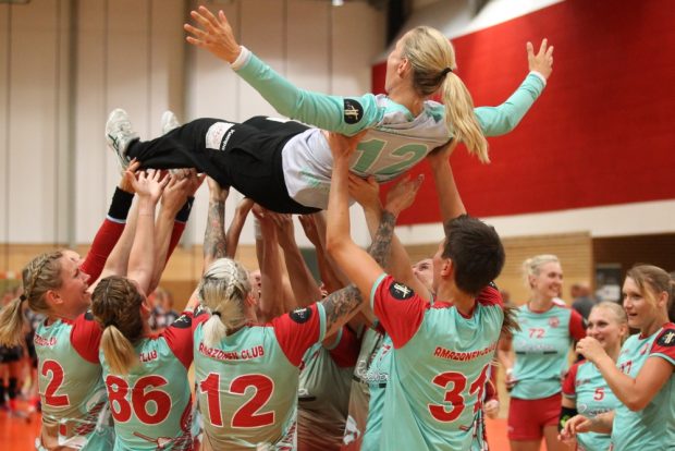 Katja Kramarczyk wird zum Abschied auf Händen getragen. Foto: Jan Kaefer