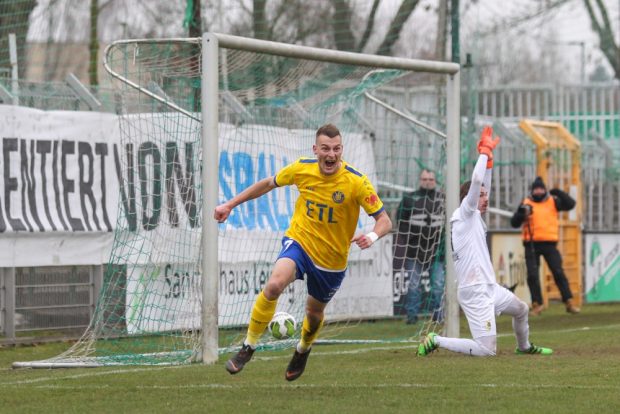 Matthias Steinborn (Lok) bejubelt seinen Siegtreffer - vor dem leeren Gästeblock mit Spruchband. Foto: Jan Kaefer