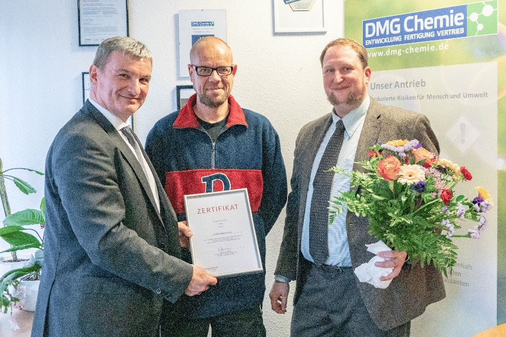 Arbeitsagenturchef Steffen Leonhardi (links) überbrachte dem Geschäftsführer Dr. Mathias Gressenbuch und seinem Mitarbeiter Christian Brelle die Auszeichnung. Quelle: Agentur für Arbeit Leipzig