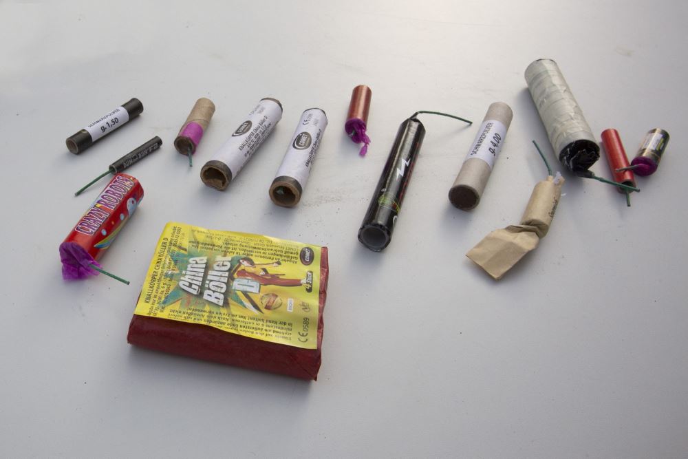 Eine kleine Sammlung legaler und illegaler Silvesterknaller. Manche der illegalen Böller, wie zum Beispiel der dritte von rechts, enthalten mehr Schwarzpulver als die gesamte legale Vierer-Packung China-Böller im Vordergrund. Foto: Stefan Straube/UKL