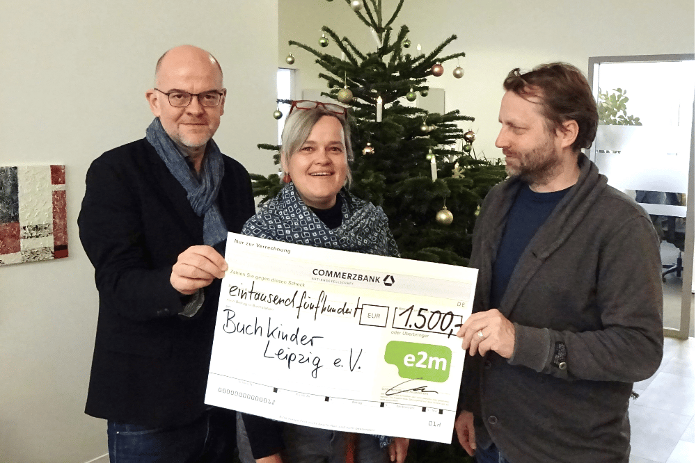 Sven Riemer vom Buchkinder Leipzig e.V. freut sich über die Spende, mit der im kommenden Jahr weitere Buchprojekte von Kindern gefördert werden sollen. Quelle: Energy2market GmbH