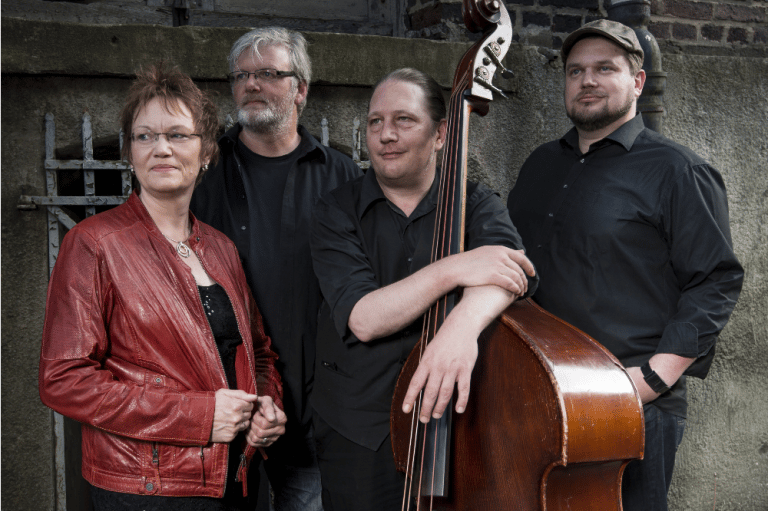 Die v.ln.r. Sabine Langenbach (Geschichten und Gesang