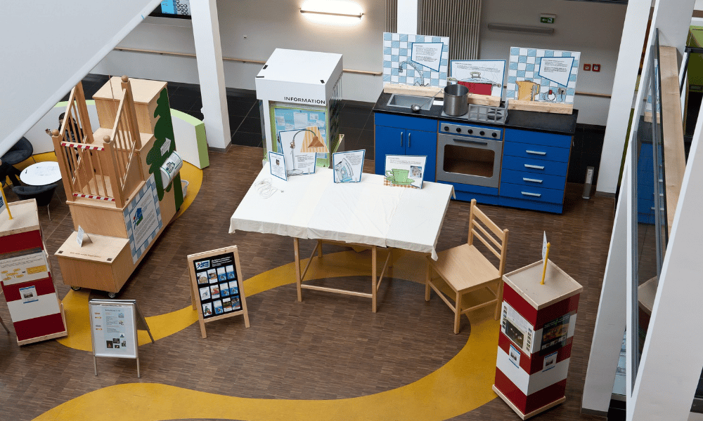 Die „Riesen-Küche“: Die einer realen Küche nachempfundenen überdimensionierten Möbelstücke helfen Erwachsenen, Alltagsgefahren aus der Perspektive ihrer Kinder zu erleben. Foto: Stefan Straube / UKL