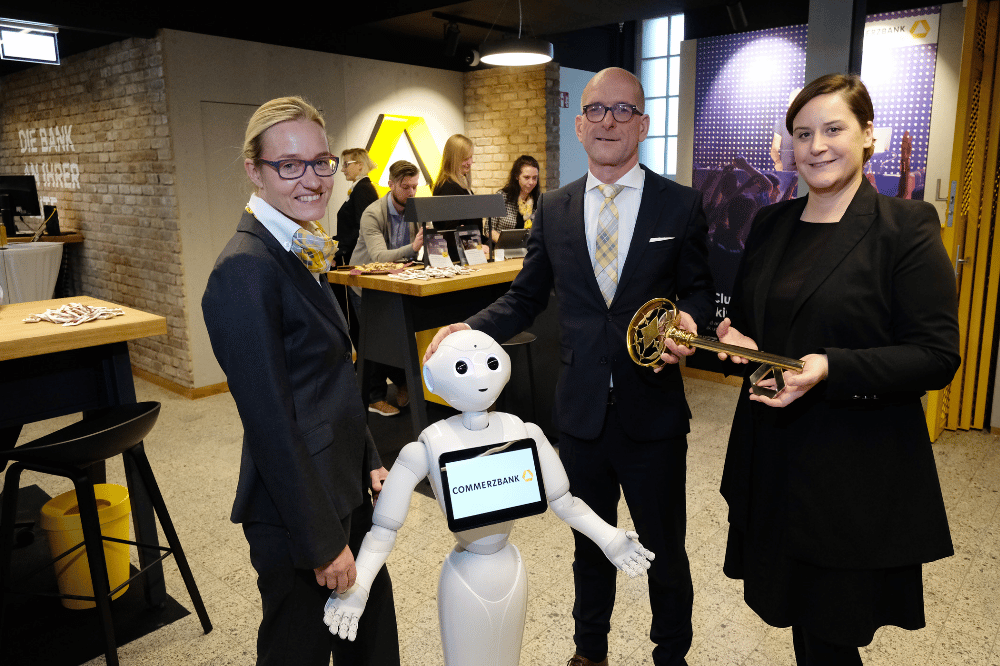 Filialleiterin Annette Walter, Niederlassungsleiter Elmar Moser und die Leiterin des Filialmanagements Susanne Fleckenstein (von links) eröffneten gemeinsam mit Roboter Pepper die neue Filiale der Commerzbank. Foto: Sebastian Willnow