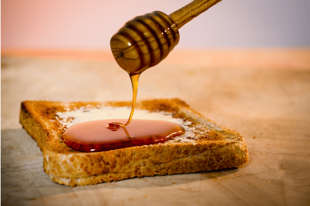 Hinter dem Honig-Frühstück stecken fleißige Bienen. Aber die sind hierzulande immer stärker bedroht, warnt die Agrar-Gewerkschaft IG BAU. Foto: IG BAU