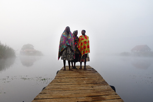 Im Morgenlicht erreicht uns ein kleines Boot und bringt uns ans andere Ufer des Bunyonyi-See, Uganda. Quelle: Anselm Pahnke
