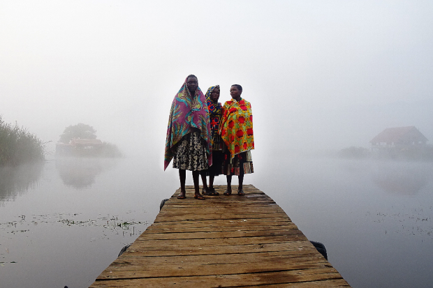 Im Morgenlicht erreicht uns ein kleines Boot und bringt uns ans andere Ufer des Bunyonyi-See, Uganda. Quelle: Anselm Pahnke 