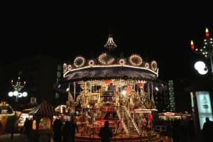 Sind die Lichter angezündet, dreht sich auch das Jahreskarussell. Am Dienstag soll der Weihnachtsmarkt in Leipzig starten. Foto: LZ (2019