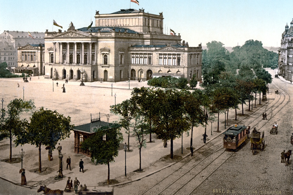 Leipzig um 1900 mit dem Neuen Theater auf dem Augustusplatz. Der Vorg&auml;nger des heutigen Opernhauses wurde 1943 bei einem Luftangriff zerst&ouml;rt. Foto: Library of Congress, gemeinfrei