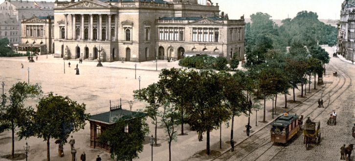 Leipzig um 1900 mit dem Neuen Theater auf dem Augustusplatz. Der Vorgänger des heutigen Opernhauses wurde 1943 bei einem Luftangriff zerstört. Foto: Library of Congress, gemeinfrei