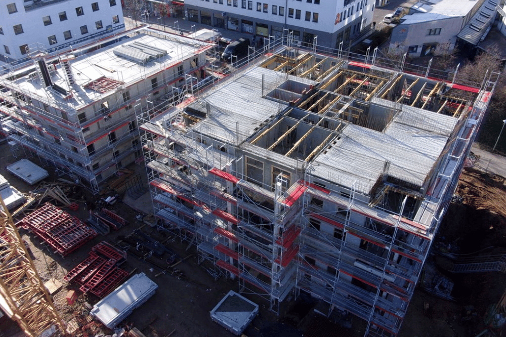Der „Lipsia-Turm“ wächst weiter in die Höhe. Von dem 13-Geschosser sind bereits die Wände bis zum 3. Obergeschoss aufgebaut, jetzt wird dessen Decke betoniert. Foto: Diringer und Scheidel Bauunternehmung