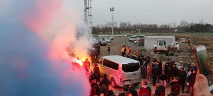 Lustig ist der Pyrozauber – wie hier bei Lok Leipzig (außerhalb des Stadions) - doch auch preisintensiv durch die Strafzahlungen. Foto: Michael Freitag