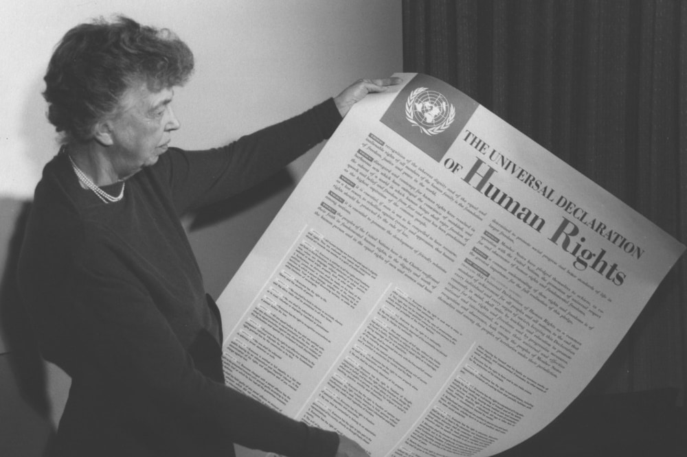 Eleanor Roosevelt mit der Menschenrechtscharta 1949. Foto: gemeinfrei