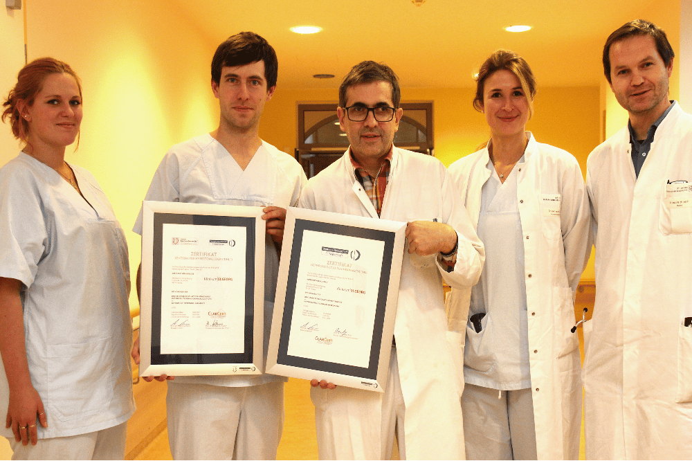 Prof. Beige (Mitte) freut sich mit seinem Team über die erneute Zertifizierung. Quelle: Klinikum St. Georg