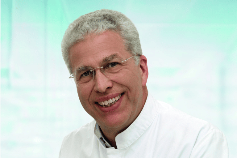 Prof. Alexander Hemprich geht in den Ruhestand Hunderten Kindern ein