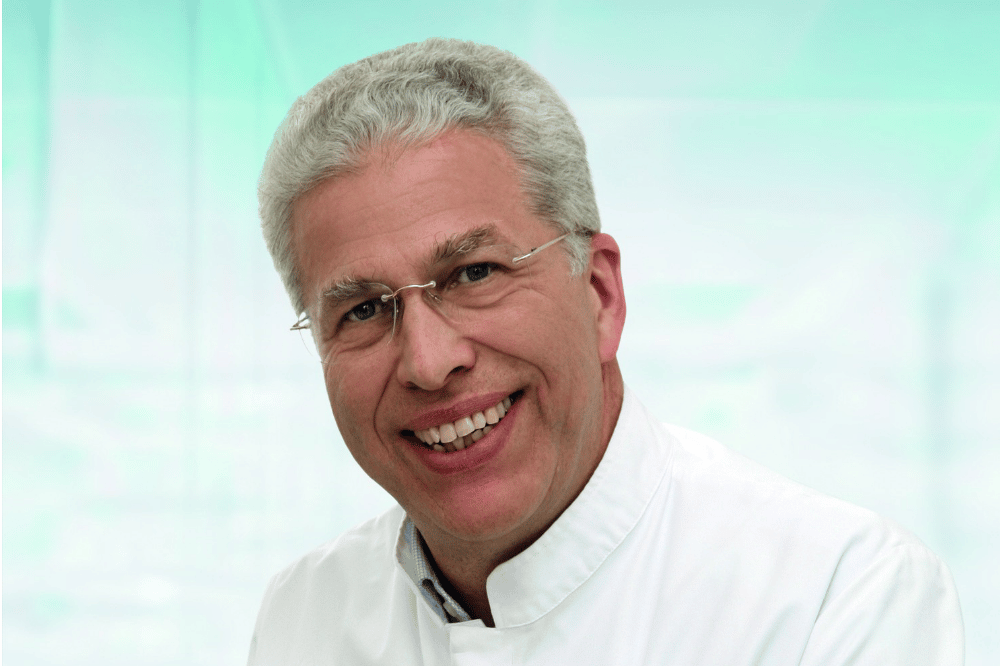 Prof. Dr. Dr. Alexander Hemprich, Direktor der Klinik für Mund-, Kiefer- und Plastische Gesichtschirurgie des Universitätsklinikums Leipzig geht zum Jahreswechsel in den Ruhestand. Er entwickelte die Klinik zu einem der wichtigsten Zentren Europas für die Behandlung von Lippen-Kiefer-Gaumen-Spalten. Foto: Stefan Straube / UKL